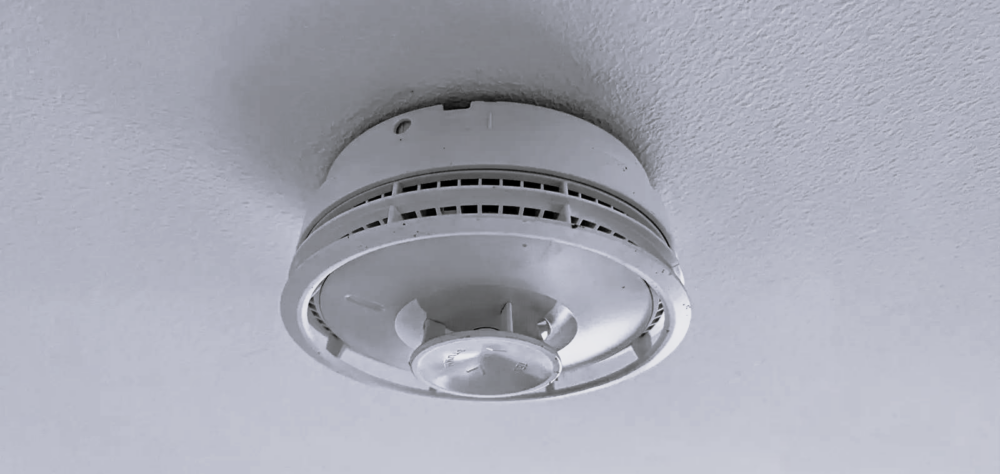 Cerutti vergleicht die Krankheitsangststörung in ihrem Podcast dabei mit einem zu überempfindlich eingestellten Feuermelder, der immer wieder Alarm auslöst, auch wenn es keine Gefahr gibt